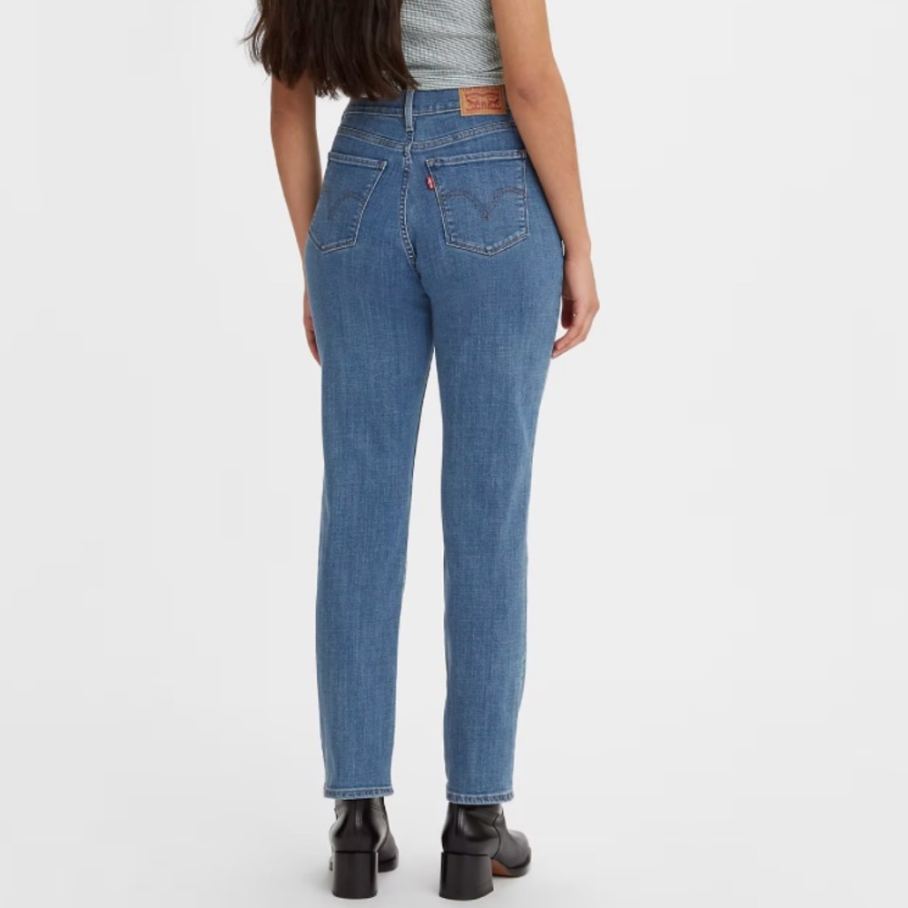Levi's Classic Straight Mid Rise Medium blue jeans size 6